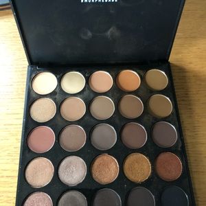 Eye shadow palette